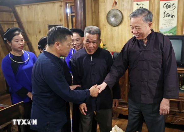 1 min 9 585x420 - Chủ tịch nước Tô Lâm tiếp nhân dân xóm Pác Bó nhân chuyến thăm Cao Bằng