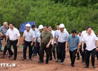 Thủ tướng kiểm tra thi công đường dây tải điện 500kV mạch 3 đoạn qua Nghệ An