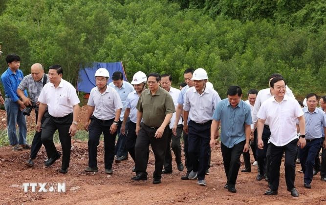 Thủ tướng kiểm tra thi c&ocirc;ng đường d&acirc;y tải điện 500kV mạch 3 đoạn qua Nghệ An