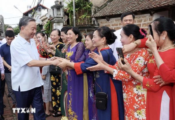 10 5 610x420 - Hình ảnh Chủ tịch nước Tô Lâm thăm nhân dân làng cổ Đường Lâm, Hà Nội