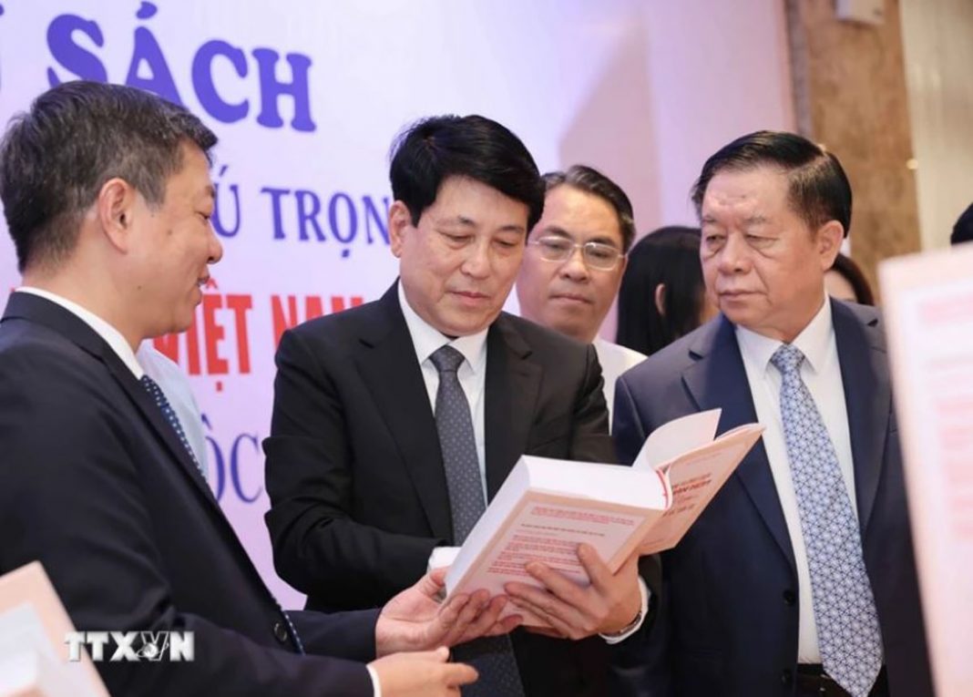 Ra mắt cuốn sách của Tổng Bí thư về phát triển nền văn hóa Việt Nam tiên tiến Ra mắt cuốn sách của Tổng Bí thư về phát triển nền văn hóa Việt Nam tiên tiến