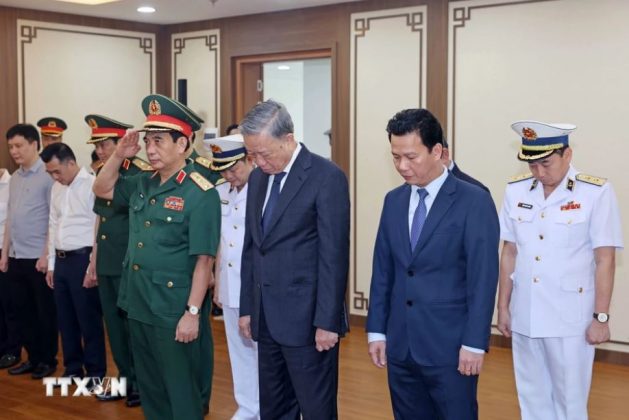 10 min 3 629x420 - Chủ tịch nước Tô Lâm thăm, làm việc tại Bộ Tư lệnh Quân chủng Hải quân