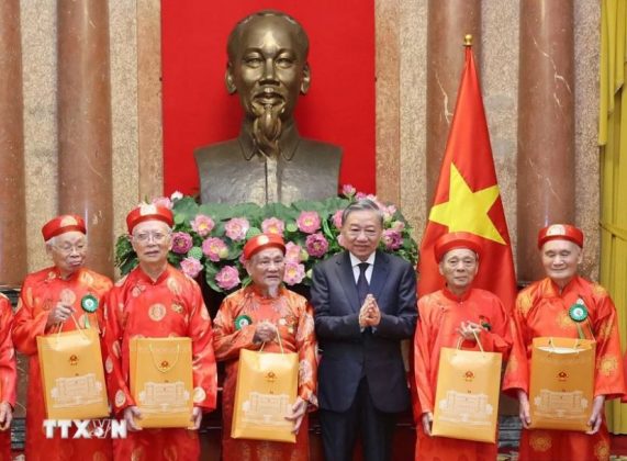 11 min 2 571x420 - Chủ tịch nước Tô Lâm gặp mặt đại biểu Người cao tuổi tiêu biểu toàn quốc