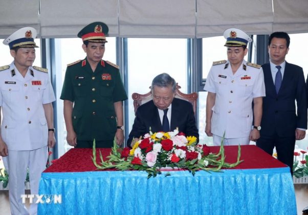 11 min 3 602x420 - Chủ tịch nước Tô Lâm thăm, làm việc tại Bộ Tư lệnh Quân chủng Hải quân