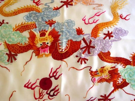 Nghề dệt lụa xuất hiện đầu ti&ecirc;n ở Trung Quốc c&oacute; thể từ rất sớm khoảng năm 6.000 trước C&ocirc;ng nguy&ecirc;n. Ban đầu, chỉ c&oacute; vua mới được d&ugrave;ng hoặc ban tặng cho người kh&aacute;c; tuy nhi&ecirc;n sau đ&oacute; th&igrave; lụa dần dần được c&aacute;c tầng lớp x&atilde; hội ở Trung Quốc d&ugrave;ng rồi lan ra đến c&aacute;c v&ugrave;ng kh&aacute;c của ch&acirc;u &Aacute;.