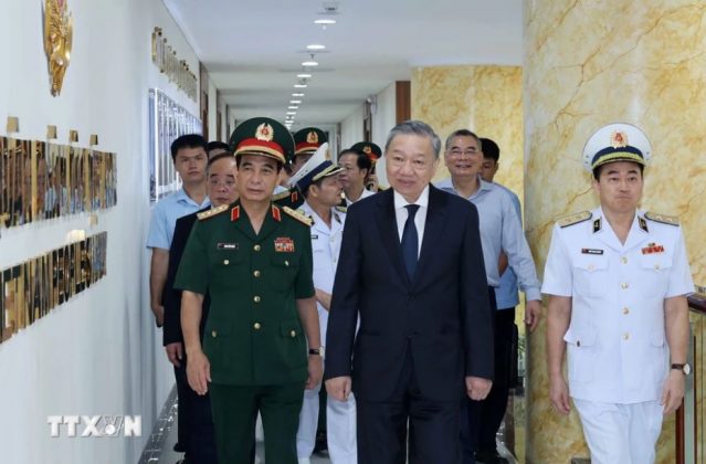 12 min 3 639x420 - Chủ tịch nước Tô Lâm thăm, làm việc tại Bộ Tư lệnh Quân chủng Hải quân
