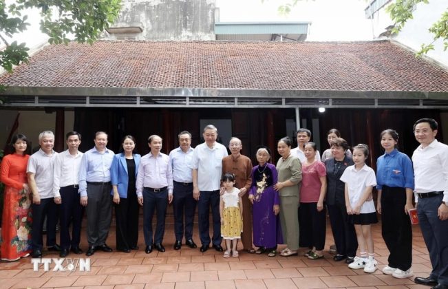 13 651x420 - Hình ảnh Chủ tịch nước Tô Lâm thăm nhân dân làng cổ Đường Lâm, Hà Nội