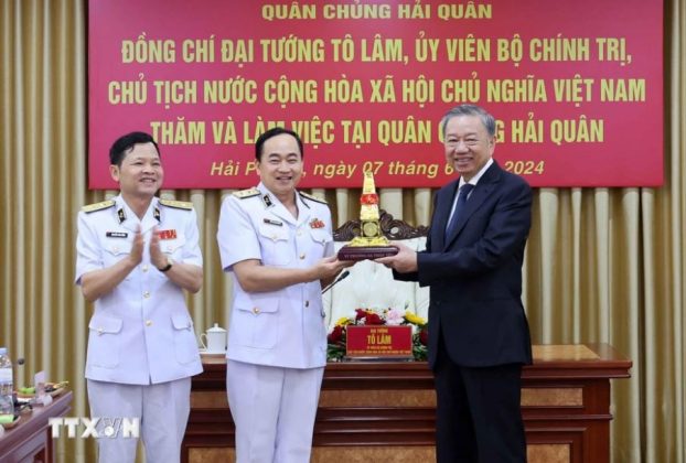 13 min 3 622x420 - Chủ tịch nước Tô Lâm thăm, làm việc tại Bộ Tư lệnh Quân chủng Hải quân