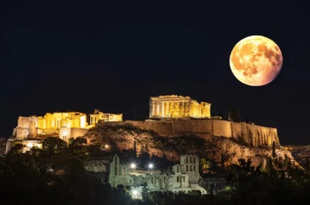 Si&ecirc;u trăng xuất hiện ph&iacute;a tr&ecirc;n đồi Acropolis ở Athens, Hy Lạp năm 2018 (Ảnh: Getty Images)