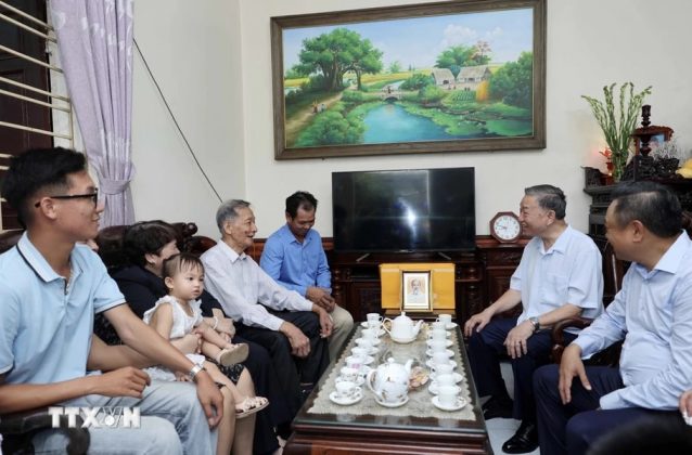 16 638x420 - Hình ảnh Chủ tịch nước Tô Lâm thăm nhân dân làng cổ Đường Lâm, Hà Nội