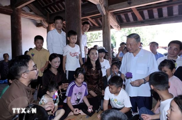 17 636x420 - Hình ảnh Chủ tịch nước Tô Lâm thăm nhân dân làng cổ Đường Lâm, Hà Nội