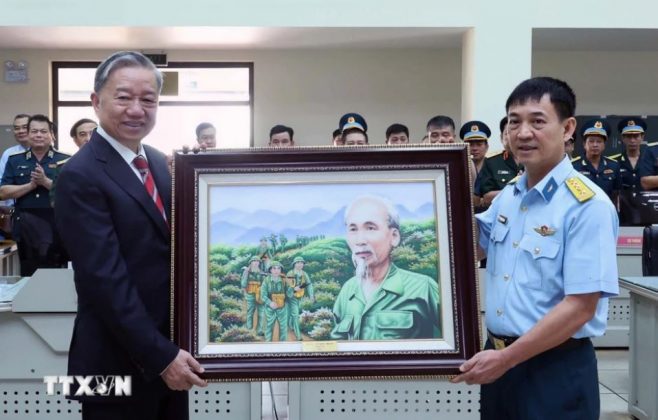 18 min 658x420 - Chủ tịch nước Tô Lâm làm việc tại Bộ Tư lệnh Quân chủng Phòng không-Không quân