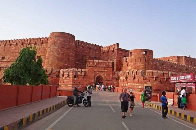 Ph&aacute;o đ&agrave;i Agra nằm ở Agra, bang Uttar Pradesh, c&aacute;ch Taj Mahal 2,5km về ph&iacute;a t&acirc;y bắc.