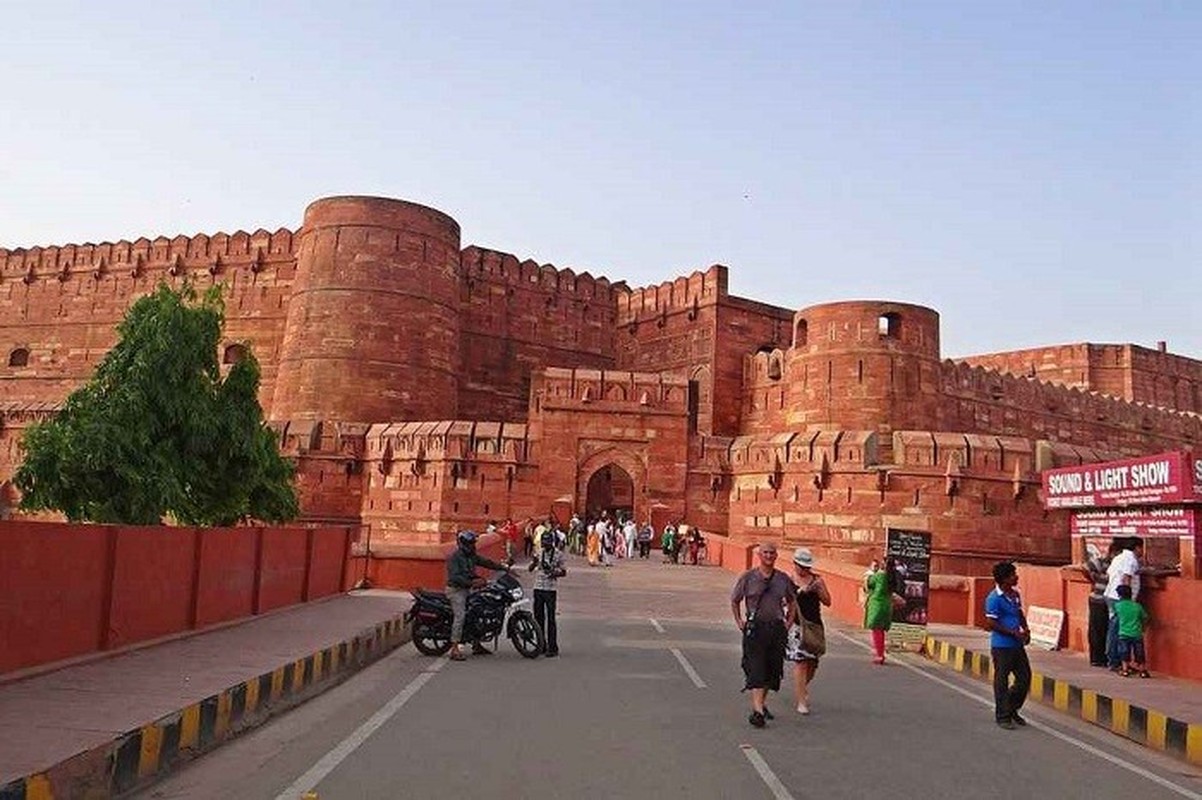 Pháo đài Agra nằm ở Agra, bang Uttar Pradesh, cách Taj Mahal 2,5km về phía tây bắc. Pháo đài Agra nằm ở Agra, bang Uttar Pradesh, cách Taj Mahal 2,5km về phía tây bắc.
