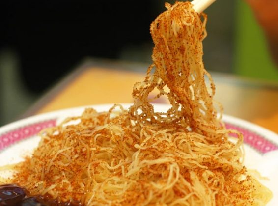 V&agrave;o năm 2006, c&aacute;c nh&agrave; khảo cổ t&igrave;m thấy một b&aacute;t m&igrave; 4.000 năm tuổi ở gần T&acirc;y Tạng nằm s&acirc;u 3m dưới đất. Đ&oacute; l&agrave; loại m&igrave; cổ nhất thế giới m&agrave; ch&uacute;ng ta biết. N&oacute; được l&agrave;m bằng hai loại hạt k&ecirc; v&agrave; cả 2 đều đ&atilde; được trồng tại Trung Quốc. Ng&agrave;y nay, người Trung Quốc vẫn d&ugrave;ng ch&uacute;ng để l&agrave;m ra c&aacute;c sợi m&igrave;.