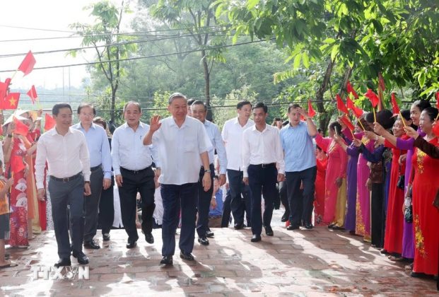 2 5 621x420 - Hình ảnh Chủ tịch nước Tô Lâm thăm nhân dân làng cổ Đường Lâm, Hà Nội