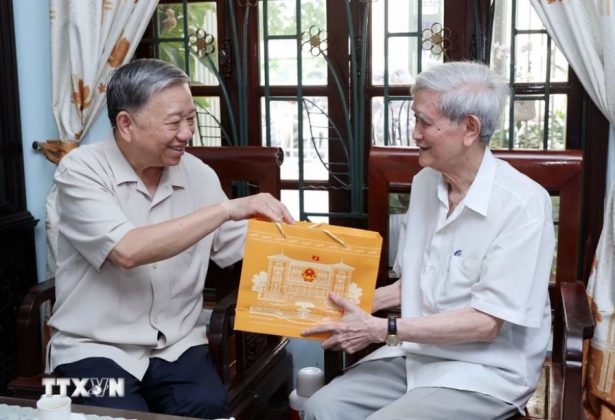 2 min 24 615x420 - Chủ tịch nước Tô Lâm thăm, chúc mừng các nhà báo lão thành