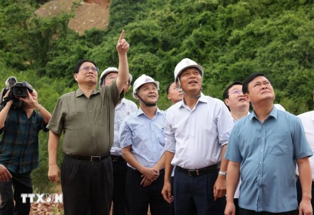 Thủ tướng Phạm Minh Ch&iacute;nh kiểm tra c&ocirc;ng trường thi c&ocirc;ng dự &aacute;n đường d&acirc;y tải điện 500kV mạch 3 đoạn qua tỉnh Nghệ An.