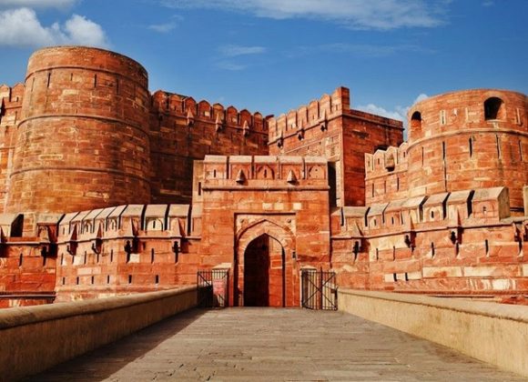 Agra h&igrave;nh b&aacute;n nguyệt với những bức tường cao, c&oacute; chiều d&agrave;i 2,5 km, được l&agrave;m bằng đ&aacute; sa thạch đỏ ấn tượng.