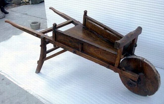 Một vị tướng thời H&aacute;n được cho l&agrave; người đầu ti&ecirc;n x&acirc;y dựng n&ecirc;n &yacute; tưởng chiếc xe với một b&aacute;nh d&ugrave;ng để chuy&ecirc;n chở đồ đạc. Chiếc xe c&uacute;t k&iacute;t đầu ti&ecirc;n c&oacute; thiết kế đơn giản chỉ gồm c&aacute;c mảnh gỗ gh&eacute;p lại với nhau. Ban đầu, phương tiện n&agrave;y phục vụ cho c&aacute;c mục đ&iacute;ch qu&acirc;n sự như chuy&ecirc;n chở vũ kh&iacute;, lương thực cũng như l&agrave;m r&agrave;o chắn di động. Người Trung Quốc đ&atilde; giữ k&iacute;n ph&aacute;t minh n&agrave;y trong nhiều thế kỷ.