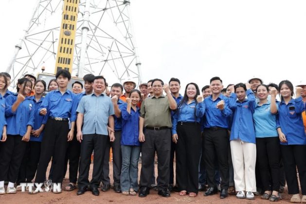 Thủ tướng Phạm Minh Ch&iacute;nh với thanh ni&ecirc;n tr&ecirc;n c&ocirc;ng trường dự &aacute;n đường d&acirc;y tải điện 500kV mạch 3 đoạn qua tỉnh Nghệ An.