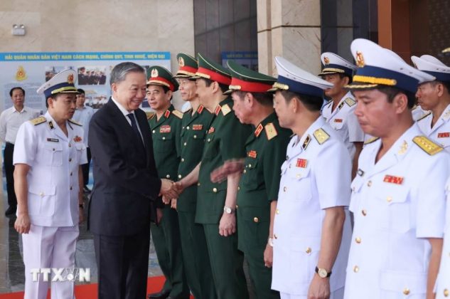 3 min 5 633x420 - Chủ tịch nước Tô Lâm thăm, làm việc tại Bộ Tư lệnh Quân chủng Hải quân