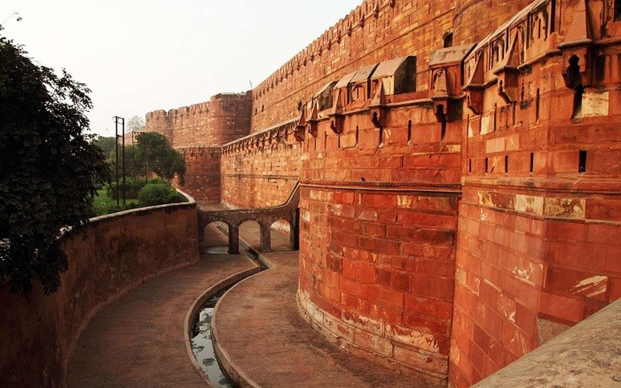 Pháo đài đỏ Agra có hai cổng chính là cổng Delhi và cổng Amar Singh được chạm trổ rất kỳ công, tỉ mỉ. Pháo đài đỏ Agra có hai cổng chính là cổng Delhi và cổng Amar Singh được chạm trổ rất kỳ công, tỉ mỉ.