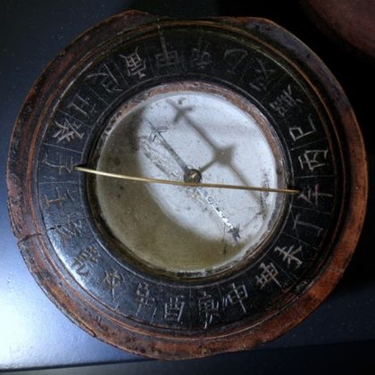 La b&agrave;n đầu ti&ecirc;n được gọi l&agrave; "Kim chỉ nam" do người Trung Quốc ph&aacute;t minh rất sớm, ngay khi người ta t&igrave;m ra được từ lực v&agrave; đ&aacute; nam ch&acirc;m. Người Trung Quốc xem hướng Nam l&agrave; hướng của vua ch&uacute;a n&ecirc;n d&ugrave;ng chữ "Chỉ nam". Kim chỉ nam ng&agrave;y xưa kh&aacute;c la b&agrave;n ng&agrave;y nay. Trung Quốc cũng được coi l&agrave; nước đầu ti&ecirc;n d&ugrave;ng la b&agrave;n trong ng&agrave;nh h&agrave;ng hải.