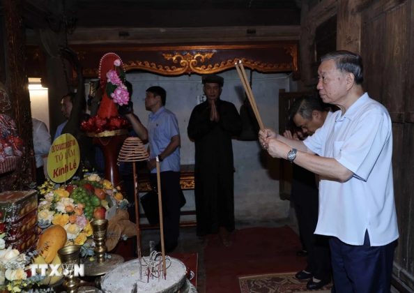 4 5 594x420 - Hình ảnh Chủ tịch nước Tô Lâm thăm nhân dân làng cổ Đường Lâm, Hà Nội