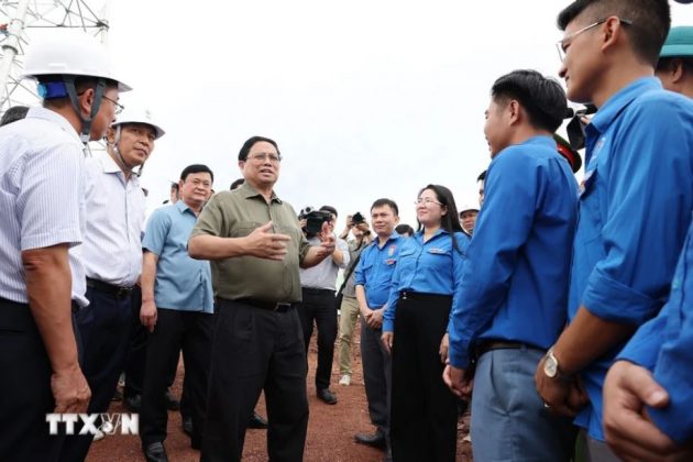 Thủ tướng Phạm Minh Ch&iacute;nh động vi&ecirc;n thanh ni&ecirc;n tr&ecirc;n c&ocirc;ng trường dự &aacute;n đường d&acirc;y tải điện 500kV mạch 3 Quảng Trạch-Phố Nối đoạn qua tỉnh Nghệ An.