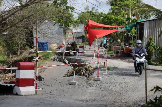 Ng&agrave;nh chức năng lắp r&agrave;o chắn, biển cảnh b&aacute;o để đảm bảo an to&agrave;n cho người đi đường.
