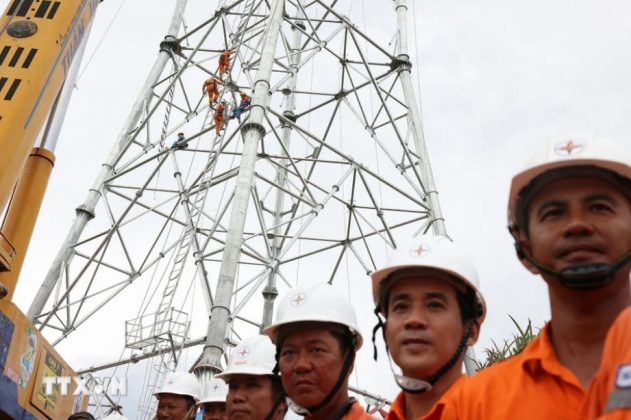 C&ocirc;ng nh&acirc;n thi c&ocirc;ng thi c&ocirc;ng vị tr&iacute; cột VT22 thuộc Dự &aacute;n đường d&acirc;y 500kV đoạn Quỳnh Lưu-Thanh H&oacute;a.