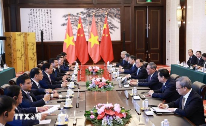 Thủ tướng Phạm Minh Ch&iacute;nh hội đ&agrave;m với Thủ tướng Trung Quốc L&yacute; Cường.