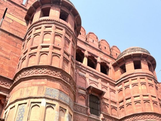 Cung điện Jahangir Mahal, cung thiết triều Diwan I Am v&agrave; hai nh&agrave; thờ Hồi gi&aacute;o tuyệt đẹp ch&iacute;nh l&agrave; n&eacute;t đặc trưng tồn tại tại ph&aacute;o đ&agrave;i đỏ Agra.