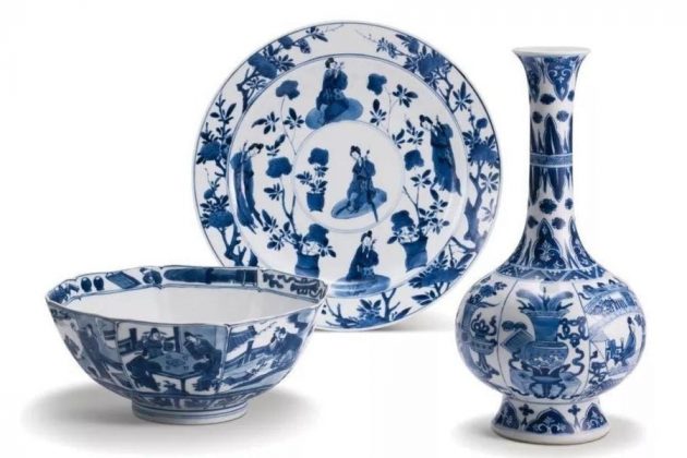 Đồ sứ l&agrave; một ph&aacute;t minh vĩ đại kh&aacute;c v&agrave;o thời Trung Quốc cổ đại. Xuất hiện từ thời nh&agrave; Thương v&agrave; đạt đỉnh cao v&agrave;o triều đại nh&agrave; Tống, được phổ biến khắp thế giới qua Con đường tơ lụa. Đ&acirc;y l&agrave; một trong những ph&aacute;t minh nổi tiếng của Trung Quốc cổ đại.