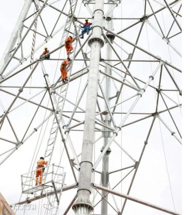 C&ocirc;ng nh&acirc;n thi c&ocirc;ng thi c&ocirc;ng vị tr&iacute; cột VT22 thuộc Dự &aacute;n đường d&acirc;y 500kV đoạn Quỳnh Lưu-Thanh H&oacute;a.