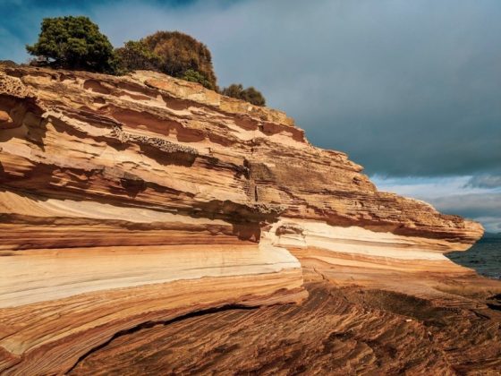 Đường bờ biển của Tasmania c&oacute; địa h&igrave;nh ngoạn mục, Với địa chất độc đ&aacute;o v&agrave; hấp dẫn, Đảo Maria l&agrave; điểm đến h&agrave;ng đầu của c&aacute;c nh&agrave; địa chất. Ảnh: Sightdoing