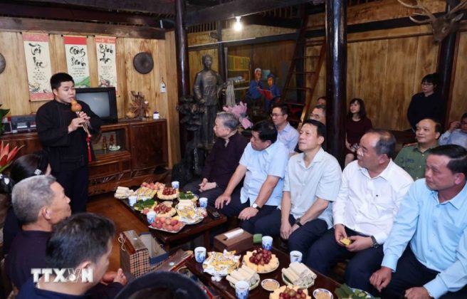 6 min 8 656x420 - Chủ tịch nước Tô Lâm tiếp nhân dân xóm Pác Bó nhân chuyến thăm Cao Bằng