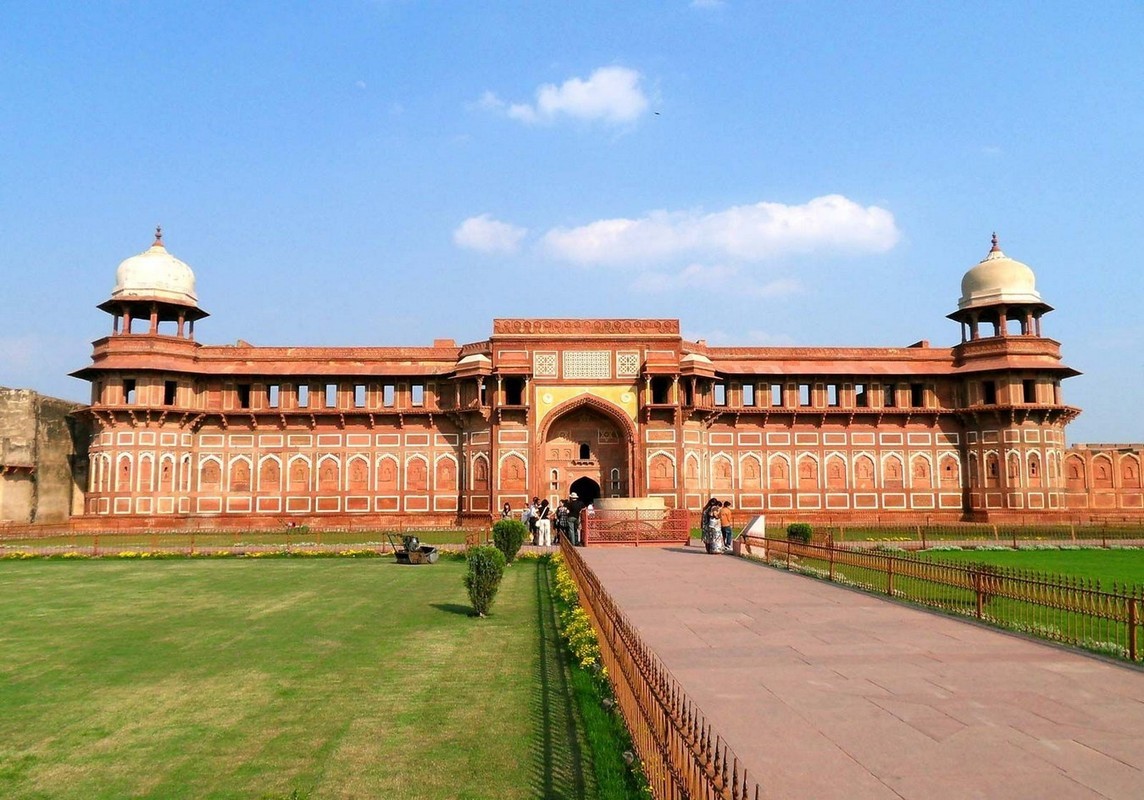 Về mặt quân sự, pháo đài đỏ Agra gần như là một pháo đài không thể công phá vào thời Trung cổ. Về mặt quân sự, pháo đài đỏ Agra gần như là một pháo đài không thể công phá vào thời Trung cổ.