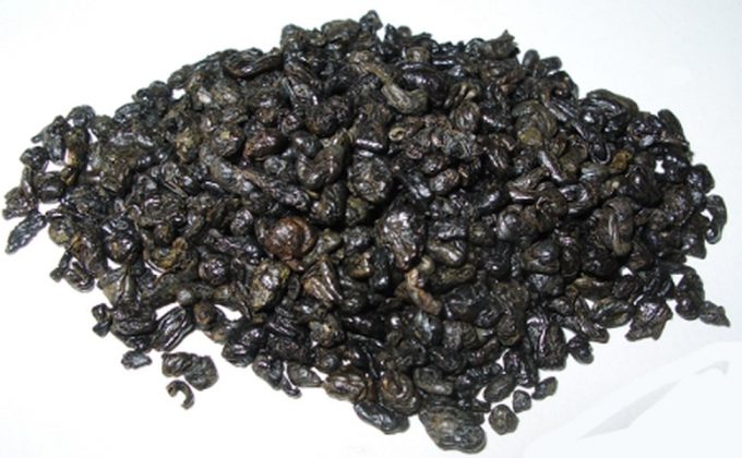Đ&acirc;y l&agrave; ph&aacute;t minh nổi tiếng nhất của người Trung Quốc cổ đại. C&aacute;c truyền thuyết kể rằng thuốc s&uacute;ng được t&igrave;m ra một c&aacute;ch t&igrave;nh cờ khi c&aacute;c đạo sĩ nghĩ c&aacute;ch chế ra thuốc trường sinh bất tử d&acirc;ng l&ecirc;n (Ho&agrave;ng đế) trong khi m&agrave;y m&ograve;, v&ocirc; t&igrave;nh tạo ra thuốc nổ từ di&ecirc;m ti&ecirc;u v&agrave; lưu huỳnh. Tuy vậy ở thời điểm đ&oacute;, thuốc nổ chỉ được ứng dụng l&agrave;m ph&aacute;o đốt, ph&aacute;o b&ocirc;ng phục vụ cho lễ hội vui chơi ở cung đ&igrave;nh v&agrave; được sản xuất từ c&aacute;c c&ocirc;ng xưởng thuộc triều đ&igrave;nh.
