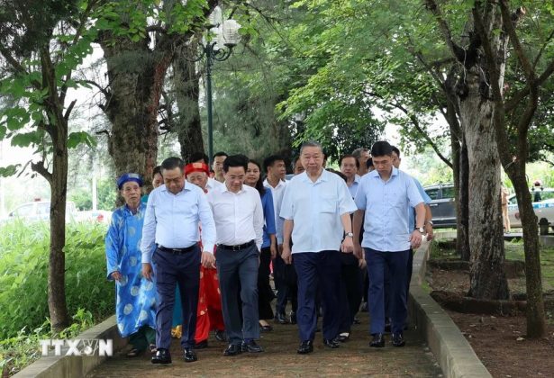 7 5 615x420 - Hình ảnh Chủ tịch nước Tô Lâm thăm nhân dân làng cổ Đường Lâm, Hà Nội