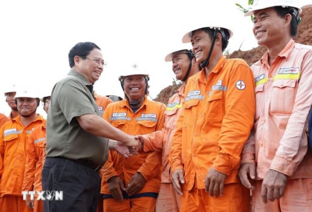 Thủ tướng Phạm Minh Ch&iacute;nh động vi&ecirc;n kỹ sư, c&ocirc;ng nh&acirc;n c&aacute;c đơn vị đang thi c&ocirc;ng dự &aacute;n đường d&acirc;y tải điện 500kV mạch 3 Quảng Trạch-Phố Nối đoạn qua tỉnh Nghệ An.
