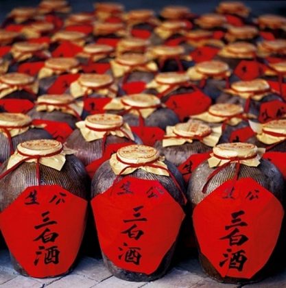 Khoảng đầu thế kỷ 3 trước c&ocirc;ng nguy&ecirc;n, người Trung Quốc đ&atilde; t&igrave;m ra c&aacute;ch để xử l&yacute; c&aacute;c sản phẩm như giấm v&agrave; nước tương bằng việc sử dụng c&ocirc;ng nghệ l&ecirc;n men v&agrave; chưng cất. Qua đ&oacute;, họ đ&atilde; s&aacute;ng chế ra rượu bằng phương ph&aacute;p n&agrave;y.