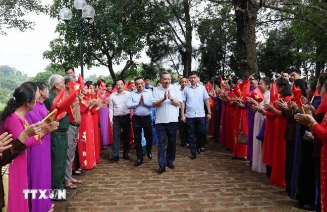 8 5 648x420 - Hình ảnh Chủ tịch nước Tô Lâm thăm nhân dân làng cổ Đường Lâm, Hà Nội