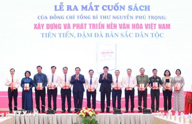 &Ocirc;ng Lương Cường, Ủy vi&ecirc;n Bộ Ch&iacute;nh trị, Thường trực Ban B&iacute; thư v&agrave; &ocirc;ng Nguyễn Trọng Nghĩa, Ủy vi&ecirc;n Bộ Ch&iacute;nh trị, B&iacute; thư Trung ương Đảng, Trưởng Ban Tuy&ecirc;n gi&aacute;o Trung ương tặng s&aacute;ch cho đại diện c&aacute;c ban Đảng.