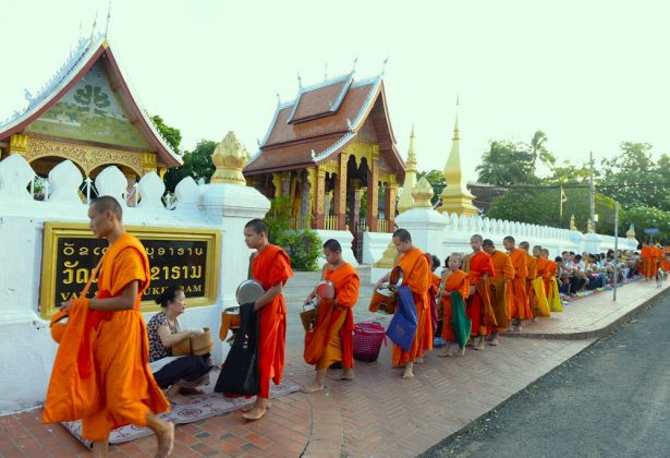8 min 26 615x420 - Vẻ đẹp thanh bình của Cố đô Luang Prabang