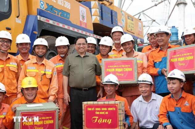 Thủ tướng Phạm Minh Ch&iacute;nh tặng qu&agrave; kỹ sư, c&ocirc;ng nh&acirc;n c&aacute;c đơn vị đang thi c&ocirc;ng dự &aacute;n đường d&acirc;y tải điện 500kV mạch 3 Quảng Trạch-Phố Nối đoạn qua tỉnh Nghệ An.