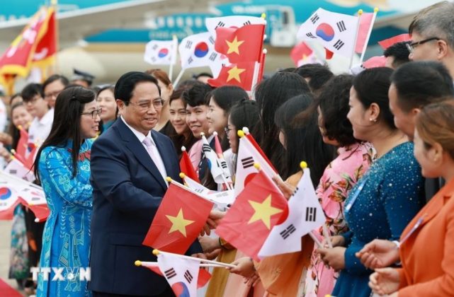 8 min 38 641x420 - Thủ tướng Phạm Minh Chính và Phu nhân bắt đầu chuyến thăm chính thức Hàn Quốc
