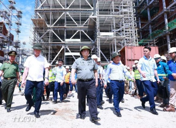 8 min 576x420 - Thủ tướng kiểm tra tiến độ thi công các dự án điện trọng điểm tại Quảng Bình
