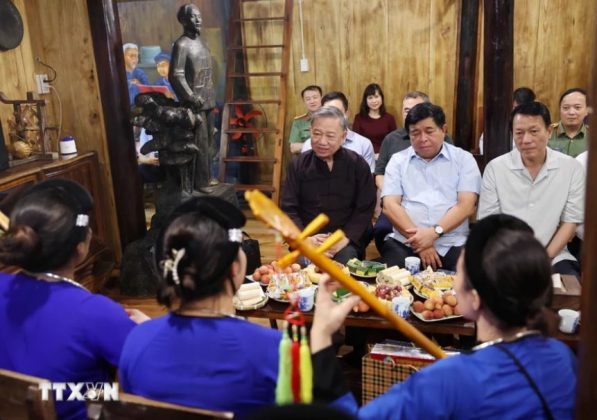 8 min 7 597x420 - Chủ tịch nước Tô Lâm tiếp nhân dân xóm Pác Bó nhân chuyến thăm Cao Bằng